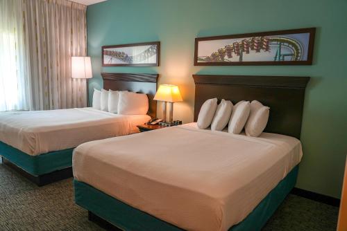 Cedar Point's Express Hotel客房内的一张或多张床位