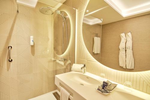 波多黎各凯莱宫阿马多雷斯塔拉索酒店的一间带水槽和镜子的浴室