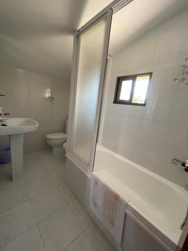 阿罗萨新镇Hostal Restaurante Luz de Luna的带浴缸、卫生间和盥洗盆的浴室