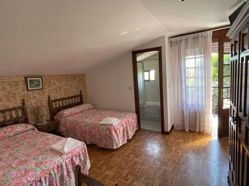 阿罗萨新镇Hostal Restaurante Luz de Luna的酒店客房设有两张床和窗户。