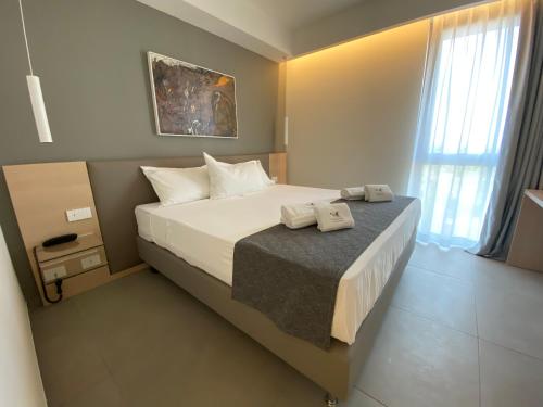 阿茨特雷扎Sicilia's Art Hotel & Spa的一间卧室配有一张床,上面有两条毛巾