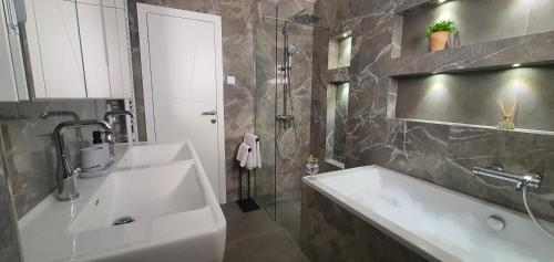 杜布罗夫尼克Aquamarine Deluxe Apartment的浴室配有白色水槽和淋浴。