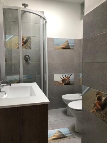 埃斯普霍斯ED REXII ático的一间带水槽、淋浴和卫生间的浴室