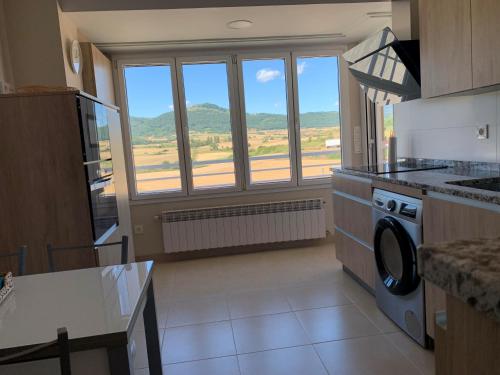 MaestuTellazar的厨房设有大窗户和洗碗机。