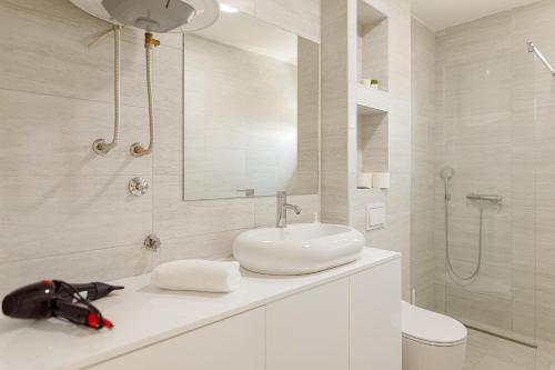 White Apartments的一间浴室