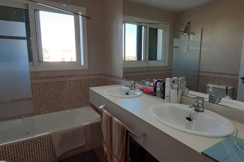 埃斯·梅卡达尔Villa SA CALMA ESVENTADA - Relax y confort a sólo 5 minutos de la playa的一间带两个盥洗盆和大镜子的浴室