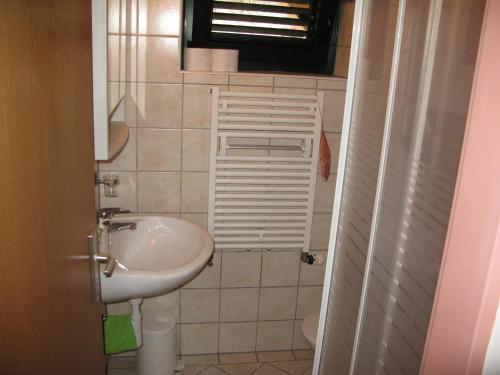 莫什尼卡德拉加Bed and Breakfast Villa Iris的一间带水槽和卫生间的浴室