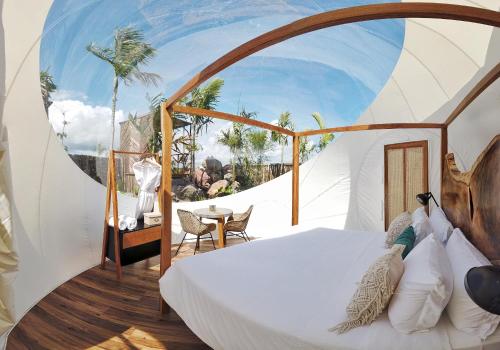 喀巴里特Green Land Bubble Glamping的卧室配有一张床和一张桌子