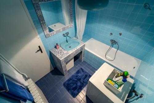 KaraburmaWine house apartment的蓝色瓷砖浴室设有水槽和浴缸