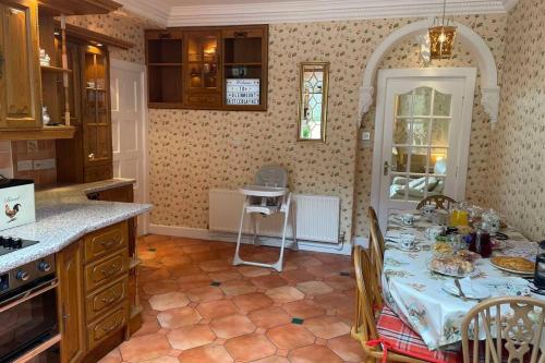 卡斯尔布莱尼Glenmount Castleblayney的厨房配有餐桌和食物