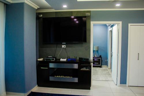 特古西加尔巴JF Three Bedroom Apartment的客厅设有壁挂式平面电视。