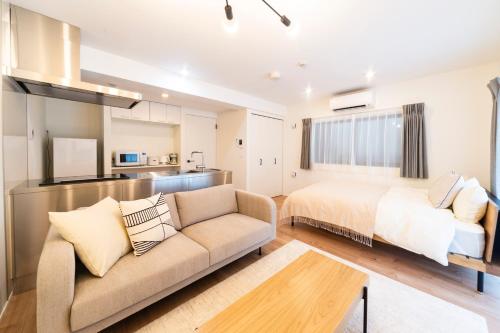 东京GIVE Shibuya Hon-Machi的客厅配有沙发和1张床