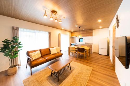 东京GIVE Shibuya Hon-Machi的客厅配有沙发和桌子