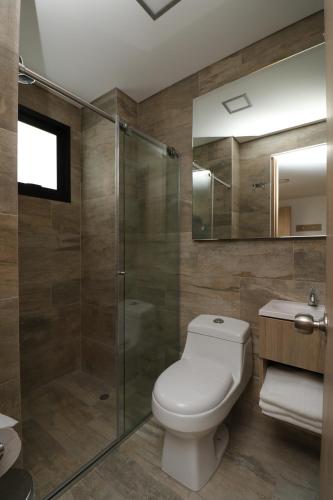 波哥大Normandía Tower的一间带卫生间和玻璃淋浴间的浴室