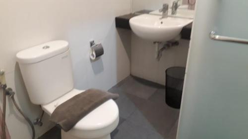 玛琅Liberta Hub Singosari Malang的浴室配有白色卫生间和盥洗盆。