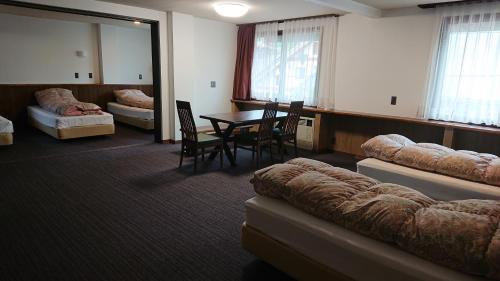白马村威瑟尔霍夫哈佩酒店的客房设有桌子、沙发、桌子和椅子。