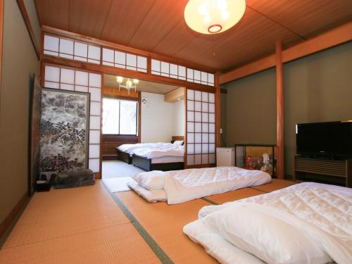 丰冈市Kinoie - Vacation STAY 19748v的一间卧室配有两张床和电视。