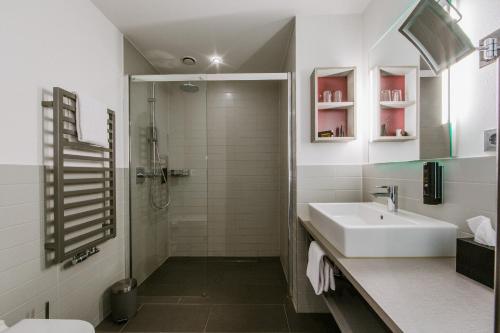 盟里波斯施罗斯酒店的一间浴室