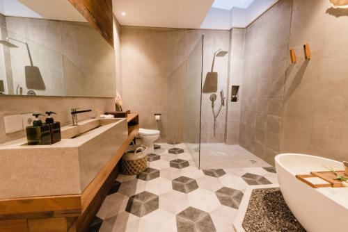 乌布Madara Ubud Villas的带淋浴、盥洗盆和浴缸的浴室