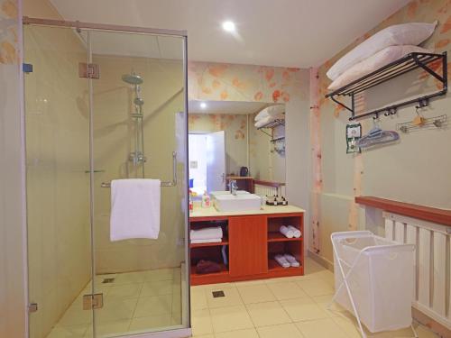 Huangkan北京水长城心道•溪台小筑民宿的带淋浴和盥洗盆的浴室