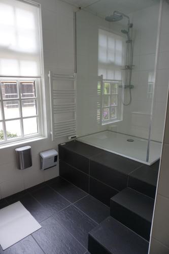 ZandhuizenCharmantbuiten的带淋浴和浴缸的浴室