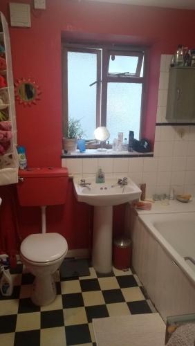 伦敦Homey, warm & welcoming room.的浴室配有卫生间、盥洗盆和浴缸。