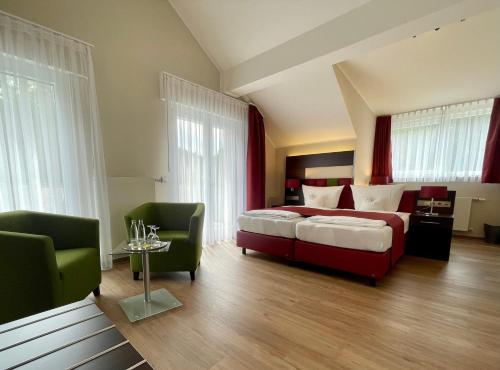 ThalhausenThalhauser Mühle Hotel-Restaurant的一间卧室配有一张床和两把椅子