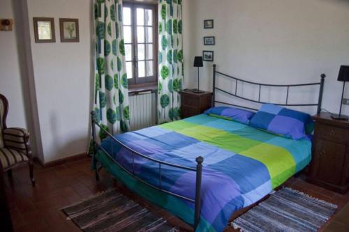 RapinoLa Prediletta Country House的一间卧室配有一张带五颜六色棉被的床