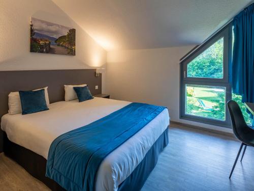 勒·维威恩斯·杜·拉克Noemys Viviers-du-lac的一间卧室设有一张床和一个大窗户