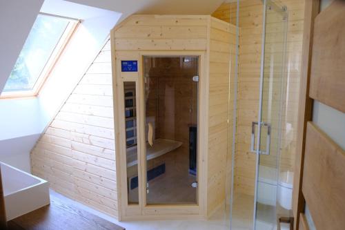 瓦尔卡Apartmány Valča的带淋浴的木制浴室