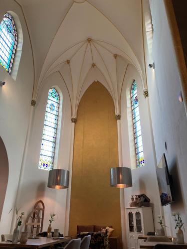 比尔弗利特KerkHotel Biervliet的教堂,有两个彩色玻璃窗