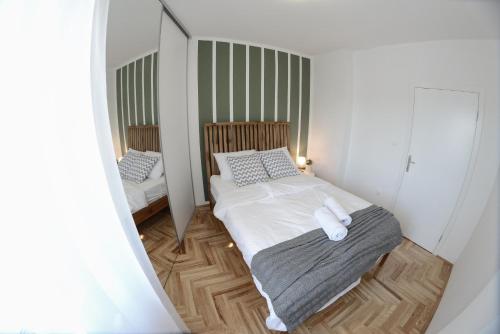 诺维萨德Apartment DobraYa Grey的一间小卧室,配有一张床和镜子