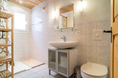 劳特布龙嫩Apartment Rybibach Retreat的一间带水槽和卫生间的浴室