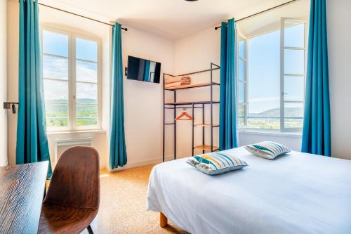 萨路特德沃克吕兹Le Nesk Ventoux - Hotel的一间卧室配有蓝色窗帘、一张床和窗户