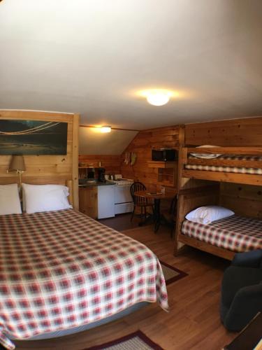 Mountain View Motel & Campground客房内的一张或多张双层床