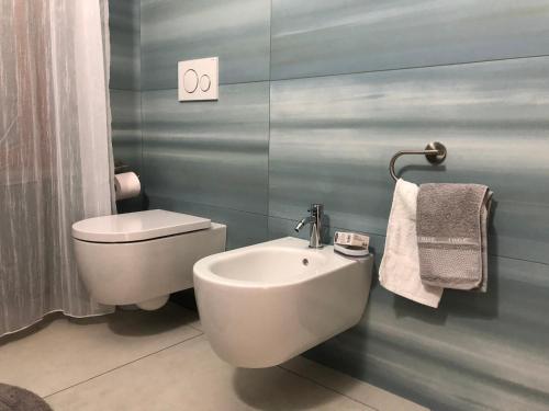 佩斯卡拉novenove的浴室配有白色卫生间和盥洗盆。