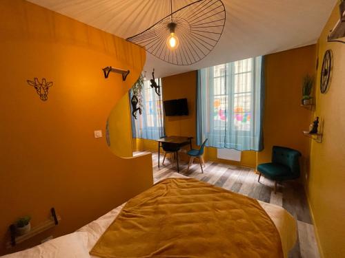 伊泽尔河畔的罗曼JuNgLe ROOM的卧室配有一张床和一张桌子及椅子