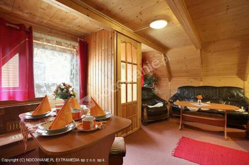 利普托斯基米库拉斯塔莉亚小屋度假屋的客厅配有沙发和桌子