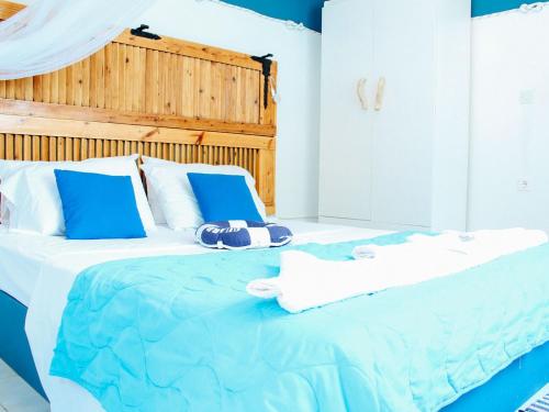 Klíma克利马乐园公寓的一张蓝色和白色的床,上面有毛巾