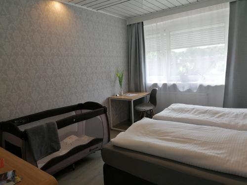 苏尔茨巴赫-罗森贝格Klein Haus 12A的一间卧室设有一张床、一个窗口和一把椅子