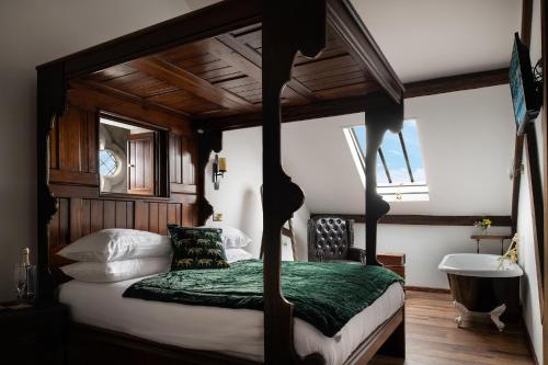康威格温芙琳旅馆的一间卧室配有天蓬床和水槽