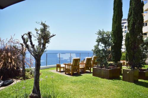 丰沙尔Madeira Regency Cliff - Adults Only的一个带椅子的花园,享有海景