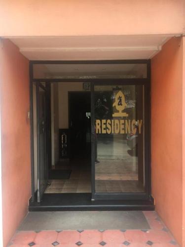 科钦Anupam Residency的门上标有标志的建筑物入口