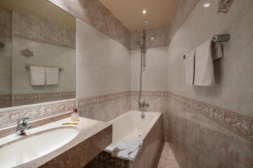 朗顿酒店的一间浴室