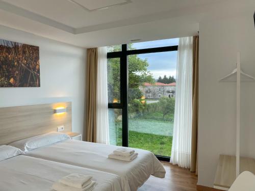 PortaVía Sacra的一间卧室设有一张床和一个大窗户