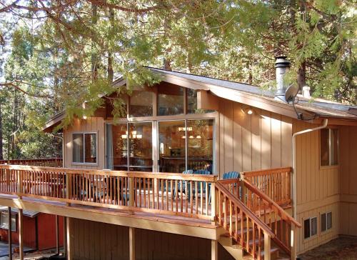 瓦沃纳Arrow Lodge的树林中带大甲板的房子