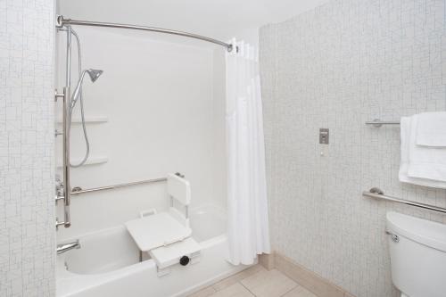 Woonsocket普罗维登斯文索基特智选假日套房酒店的带淋浴和卫生间的白色浴室