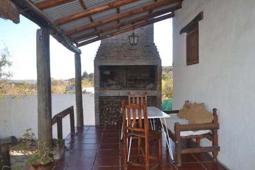 卡皮亚德尔德尔蒙特Cabañas Los Relinchos的庭院设有壁炉和桌椅。