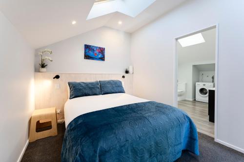 皇后镇Shotover Country piece of paradise的一间卧室配有一张带蓝色毯子的大床