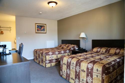 纳尔逊堡蓝钟汽车旅馆的酒店客房配有两张床和一张书桌
